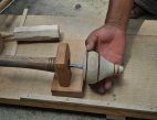 Utilizan artesanos mexiquenses torno de violín para transformar la madera