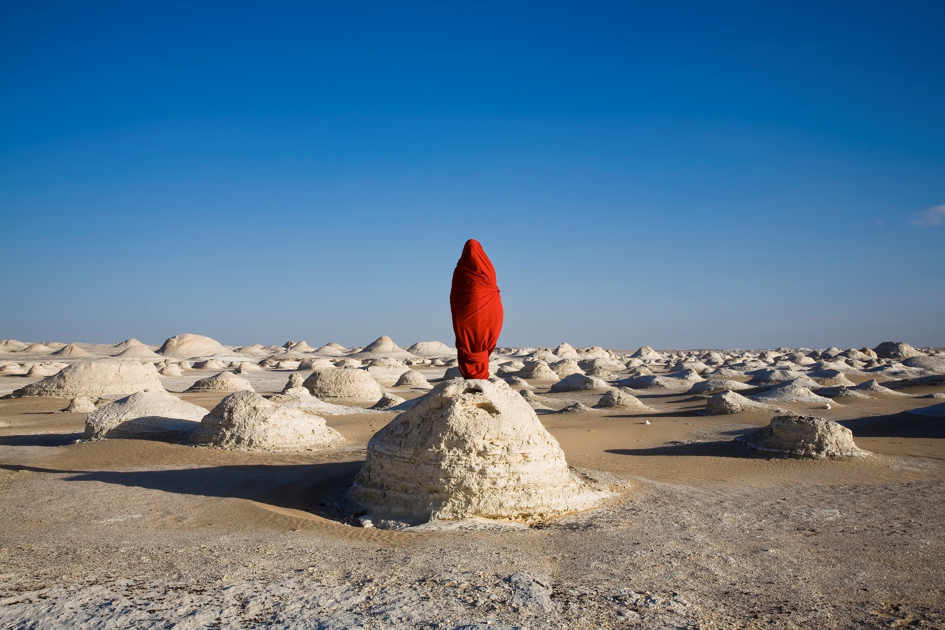 Momia roja en el desierto blanco Sahara