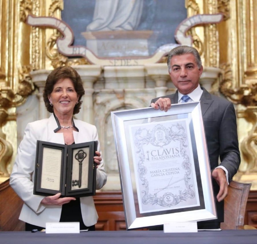 Resultado de imagen para Otorgan a MarÃ­a Cristina GarcÃ­a Cepeda la distinciÃ³n de la Clavis Palafoxiana de Puebla